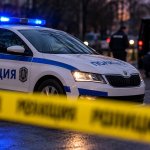 Полицейска кола и жълта лента